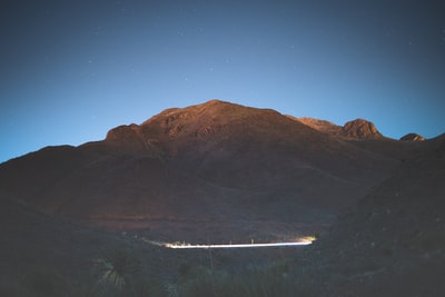 夜晚蓝天下的棕山